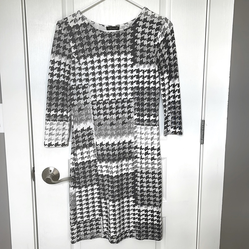 Houndstooth long sleeved easy to wear dress